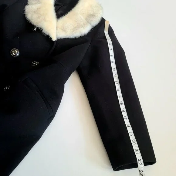 Classic style pure virgin wool black coat with  white mink collar. - Picture 12 of 14